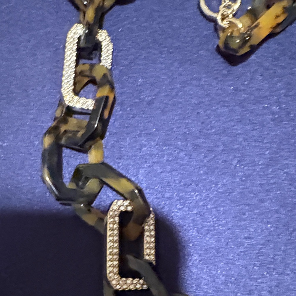 Tortoiseshell Link Necklace with Crystal Accents - Women Jewelry - Picture 4 of 4